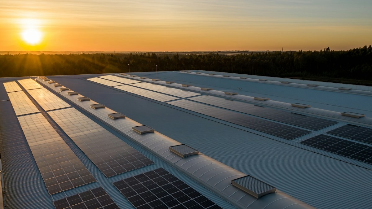 Instalación de energía solar fotovoltaica y baterías de almacenamiento